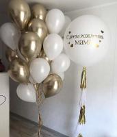 Белый шар с надписью и фонтан из белых и золотых шаров
